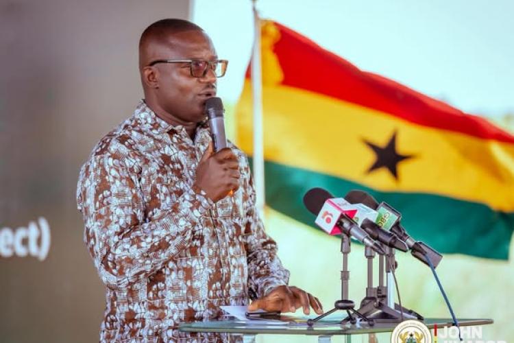 The government has taken a significant step toward strengthening Ghana’s Water-Energy-Food Nexus initiative with the launch of a 1MW integrated solar plant for the Dawhenya Irrigation Scheme. The project, officially commissioned last Friday by the Minister for Energy and Green Transition, marks a major milestone in efforts to promote the productive use of solar energy in key sectors, particularly agriculture.  The new solar facility is expected to directly power irrigation systems in the Dawhenya enclave, b